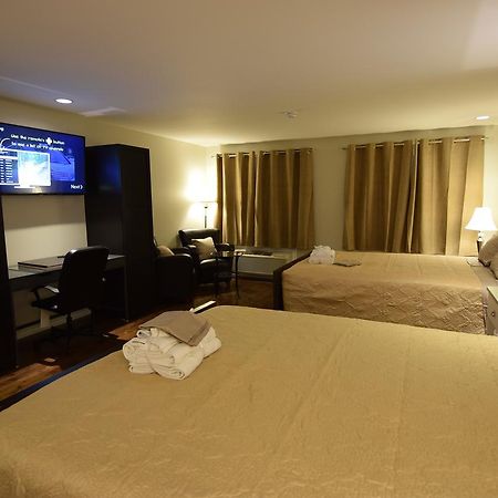 The Lion Inn & Suites Chetwynd Exteriör bild
