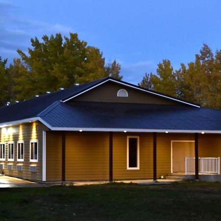 The Lion Inn & Suites Chetwynd Exteriör bild