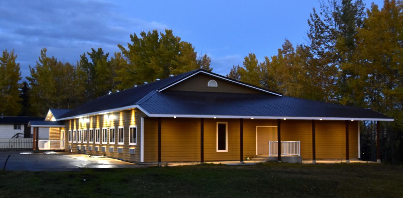 The Lion Inn & Suites Chetwynd Exteriör bild