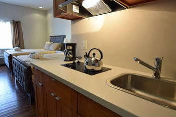 The Lion Inn & Suites Chetwynd Exteriör bild